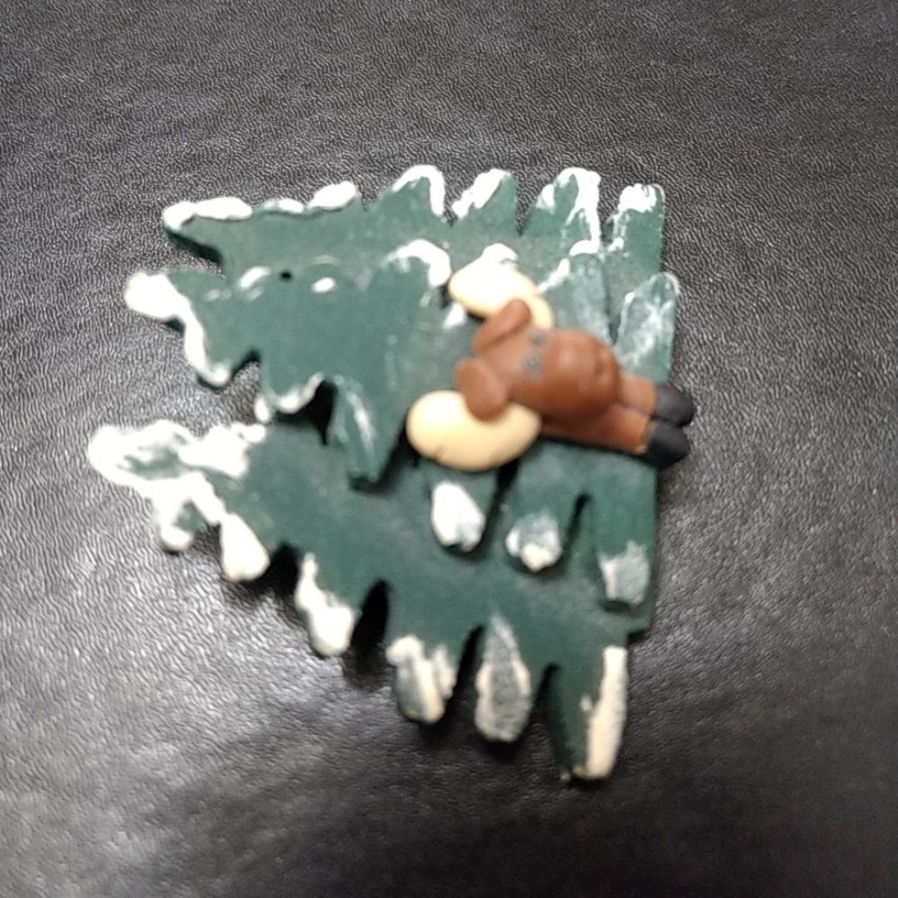 Painted moose brooch - Picture 5 of 8